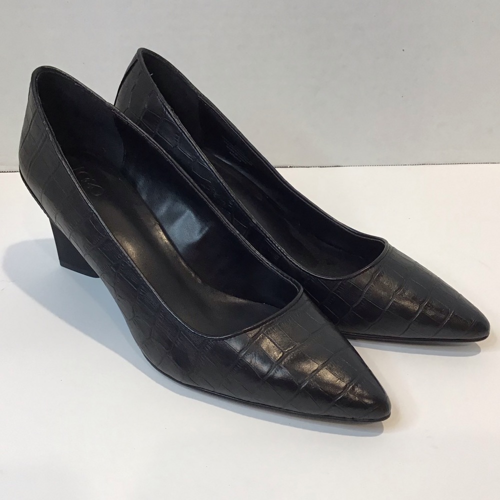LOGO by Lori Goldstein  croc black heels S…